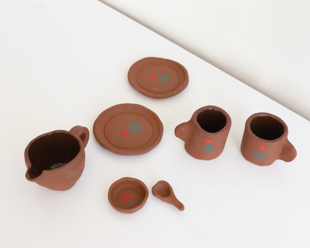 Kids play tea set